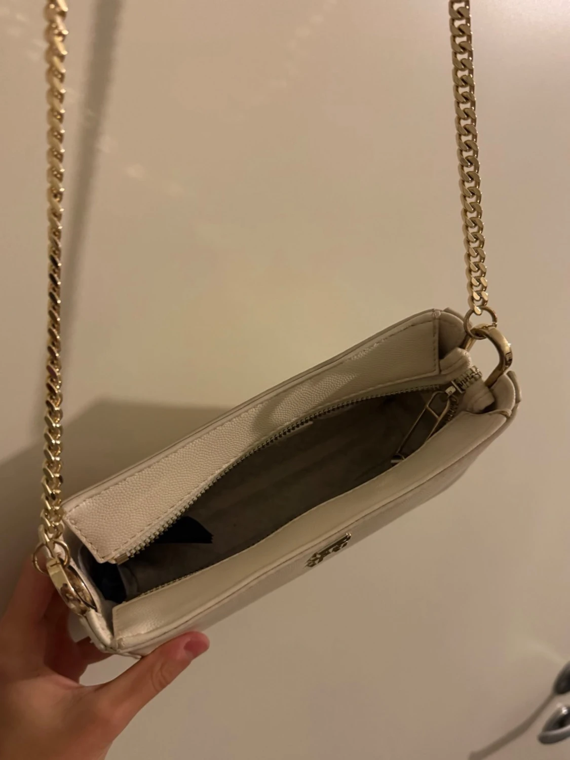 Vit axelväska från Tommy Hilfiger - 1