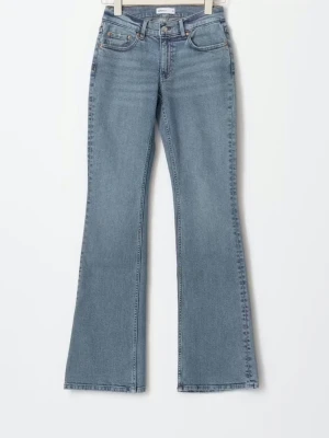 Ljusblå bootcut jeans - Säljer ett par ljusblå jeans med klassisk femficksdesign och bootcut passform. Jeansen är ifrån Gina tricot och heter ”low waist bootcut jeans”. Skriv för frågor eller om du vill ha fler bilder💕