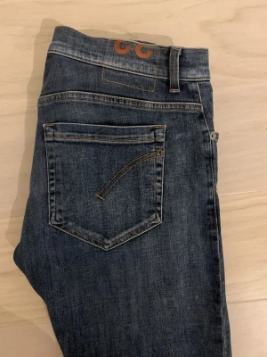 Dondup George  - Grymt skick. Storlek W33. Modellen är George. Mörkblå. Hör av er vid frågor! 