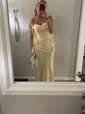 Ljusgul balklänning - Säljer min balklänning från Dressroom Linne. Den är i storlek 10 men skulle säga att den passar S/M. Jag har sytt in banden som sitter i ryggen 1/2 cm. Kan skicka mina mått för en tydligare bild om storlek på klänningen. Jag bär normalt S/M och är 172 cm lång och har inga klackar på bilderna. Den är smutsig längst ner, framförallt på innetyget. Se bilderna, fråga för fler bilder. Påsen som man har runt klänning finns kvar och skickas med när den köps. Köpt ny för 4000, priset kan diskuteras.