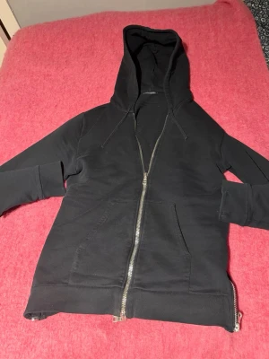 Spring Summer 2015 Balmain Zip-Hoodie - Säljer en riktigt fet zip-hoodie ifrån Balmain! Just denna är ifrån spring/summer kollektionen 2015, Inget man ser på runwayen utan detta är ett retail köp. Bland annat Kanye West har setts med denna. Har inget kvitto, men allt på hoodien säger för att den är äkta. Var inte rätt och skicka bud!😃
