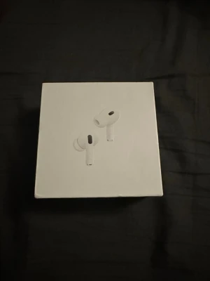 AirPods Pro (2nd generation) - Säljer ett par Apple AirPods Pro (2nd gen) i nyskick, komplett med originalförpackning, laddningsetui och kabel. Aktiv brusreducering, transparensläge och MagSafe-kompatibelt etui. Perfekt ljud och passform, inga synliga skador eller slitage.