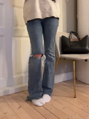 Coola jeans med hål på knät💕 - Super snygga jeans med ett hål på vänster knä. Köpta på Gina för något år sedan för 500kr och finns inte längre💞 Storlek 36 & passar mig precis som är 174cm lång. I nyskick då den knappt kommit till användning. Säljer för 280kr📦Köp via plick, snabb leverans💨