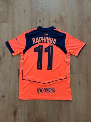 FC Barcelona RAPHINHA fotbollströja - Helt oanvänd med tags kvar och Nike påse. Storlek small. Skriv privat för fler bilder eller vid funderingar!