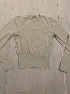 Glittrig tröja - Jätte fin och bra skick, bara använd 2-3 gånger,  #vintermode #glittrig #fashion 