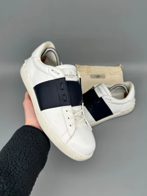 Valentino Open Skor | 42 - Grymt snygga valentino opens i navy färg! Sitter aningen stora. Original dustbag ingår!