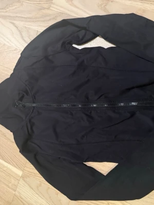 Gina tricot tränings tröja  - En svart mjuk och skön tränings tröja från Gina tricot Young 