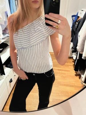 Randig off shoulder topp - Blårandig topp från hm i storlek s. Går att ha på axeln eller vid sidan.