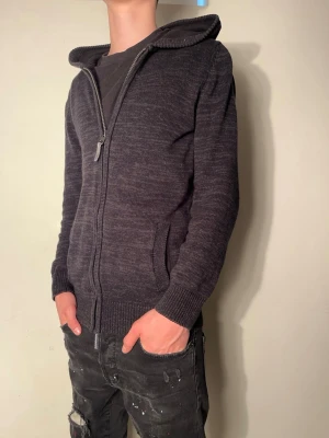 Zip hoddie - En snygg zip hoddie. Skick 8/10 för att den har ett litet hål men det syns knappt. Passar dig som har xs/s