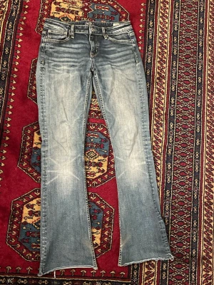 Lågmidjade vintage jeans  - Säljer dessa vintage bootcut lågmidjade jeans. Märket är crocker och de är i bra skick. Perfekta paret jeans nu till våren! Hör av dig om du vill ha mer exakta mått osv!💕💕💕