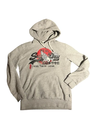 Superdry hoodie - Grå vintage nice Superdry hoodie. Skriv om ni har frågor eller vill ha fler bilder osv. 