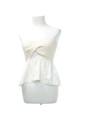 Vit bandeau tubtopp med spetsdetaljer - Supersöt bandeau tubtopp i vitt med virkad överdel och volangig nederdel i broderad spets. Från Zara i storlek S