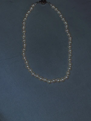 Pärlhalsband  - Fint vitt pärlhalsband från glitter köpte för 200kr har använts max 2 gånger 
