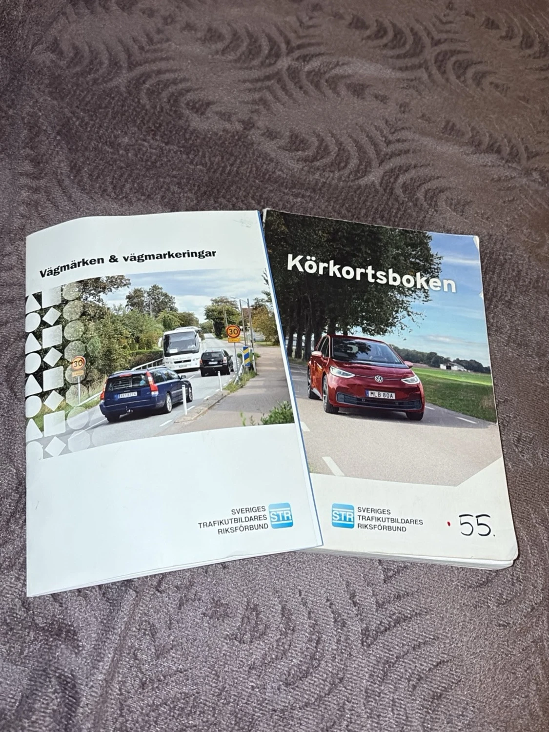 Körkortsboken & Vägmärken & vägmarkeringar