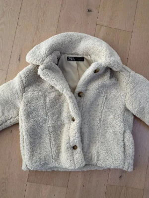 Snygg jacka - Beige/vit jacka❣️Perfekt nu i vinter då den är ganska tjock och varm, aldrig använd💖