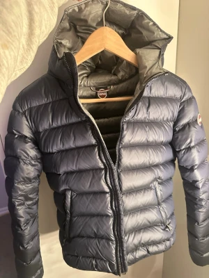 Colmar jacka - Mörkblå colmar dunjacka i ett nytt skick! Snygg och passar till mycket. 