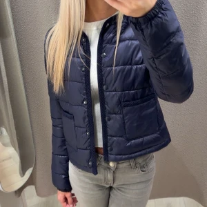 Tunn puffjacka - Använd 1 gång, slutsåld på hemsidan. Storlek 158/164 men sitter som en xs💙