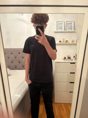 Svarta jeans från Jack & Jones regulator fit  - Sköna och stiliga svarta jeans för vardaglig användning. Kan passa till en massa outfits. W28 L30. Litet slitage i tyget men syns nästan inte när jag en gång haft på mig de så! 