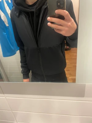 Svart cardigan från J.Lindeberg - Svart cardigan från J.Lindeberg med stilren design 