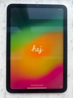 iPad mini (6th generation) -  iPad mini 6, med USB-C i 64gb. Enheten är i mycket fint skick utan synliga repor eller skador. Perfekt för surf, spel och arbete. Knappt använd och batteriet är toppen. Funkar utmärkt. Skriv om du har frågor 😇