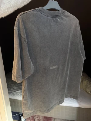 Acne Studios T-Shirt - Säljer en boxy Acne Studios tisha inköpt för ungefär 1,5 år sedan. Använda några gånger och enbart tvättar 1-2 gånger. Fortfarande nyskick. Storlek XS men sätter den som M eftersom den är ofantligt oversize, jag är 188cm och den passar.