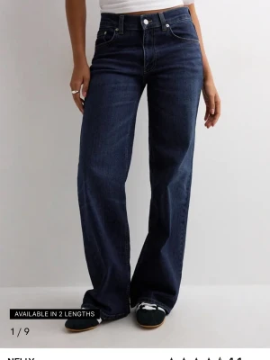 Nelly low waist loose jeans - Super fina mörk blå jeans från Nelly i storlek 38 😊De är använda kanske 2-3 gånger men är o super fint skick! Nypris är 699kr. Säljer då 38 inte passar mig längre.