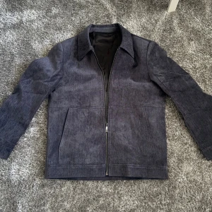 Marinblå overshirt  - Ny pris 800kr säljer pga att den var för liten i storleken så den är helt ny och aldrig använd.  Storleken säger M men sitter som S, stilren höst/vår jacka! Pris kan diskuteras vid snabb affär 