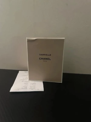 Chanel Gabrielle  - Chanel Gabrielle Paris parfym i elegant förpackning. Volym: 100ml. Tillverkad i Frankrike. Perfekt för dig som vill ha en exklusiv doft från ett ikoniskt modehus.