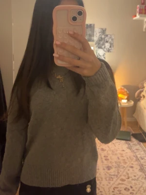 Grå stickad tröja från H&M XS - Mysig grå stickad tröja från H&M i storlek XS. Tröjan har rund halsringning, ribbade muddar vid ärmslut och nederkant samt lång ärm. Perfekt för kyliga dagar och enkel att matcha med allt.