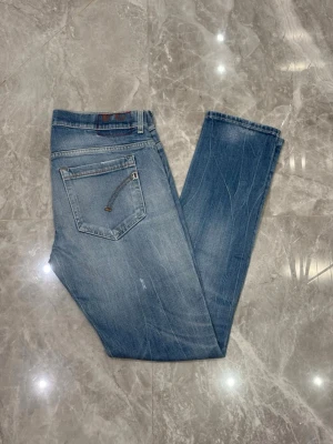 Dondup George Jeans Distressed - Dondup George Jeans Distressed | Modell: George | Distressed | Skick: Mycket fint | Nypris: 3499 kr | Storlek: W34 | Hör av dig vid minsta fundering 📦