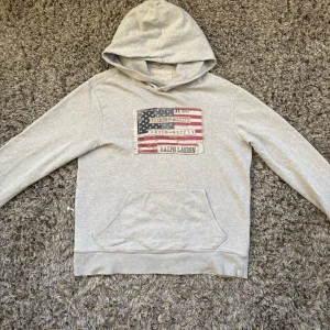 Denim and supply Ralph lauren hoodie - Säljer denna riktigt feta RL denim Supply USA hoodien!⭐️Storlek = S!🤝Skick = 9/10!🙌Hör gärna av er om ni har funderingar!👍