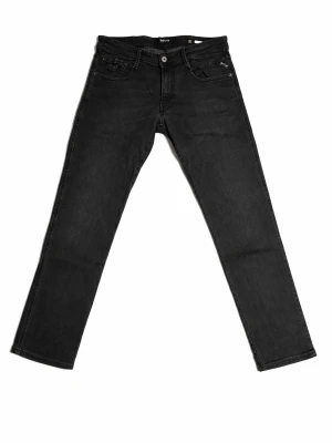 Svarta Replay Anbass jeans - Snygga svarta Replay Anbass jeans med klassisk femficksdesign och raka ben. Jeansen har en diskret tvättad look och är tillverkade i mjukt denimtyg som ger en bekväm passform. Perfekta för dig som gillar stilrena och tidlösa jeans.