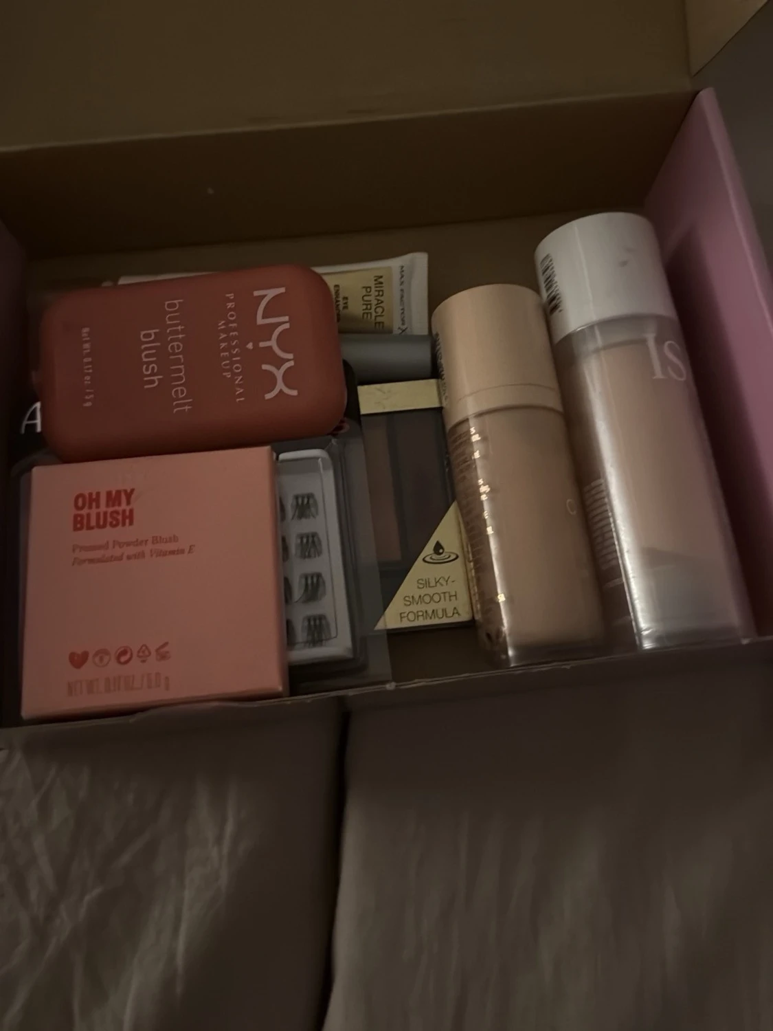 Sminkpaket med blush, foundation och mer