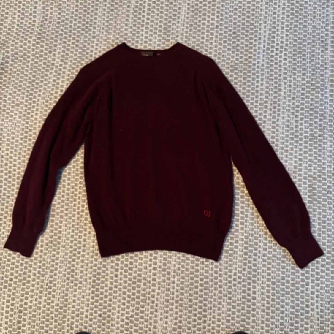 Mörkröd tröja från Oscar Jacobson