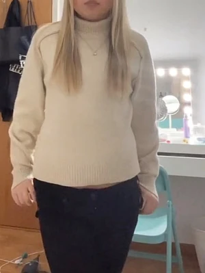 Beige polotröja hm - Säljer en beige polotröja i stickat material. Tröjan har lång ärm, hög krage och ribbade muddar vid ärmslut och nederkant. Perfekt för kyligare dagar och enkel att matcha med olika outfits. Den är från hm och i bra skick 