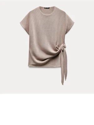 Beige stickad topp med knyt från Zara - Säljer en beige stickad topp från Zara i storlek M. Toppen har korta ärmar . Använd ca 3 gånger och i nytt skick !