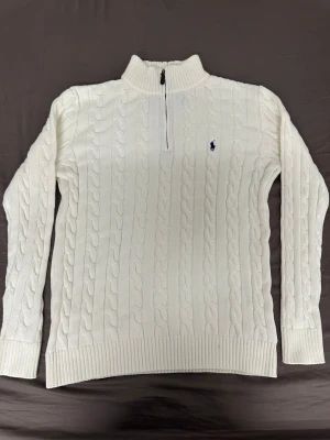 Vit Polo Ralph Lauren half zip - En polo ralph lauren half zip vit tröja som är helt oanvänd som kommer med påse och är storlek L. Ordinarie pri 2800kr.  Pris kan diskuteras.