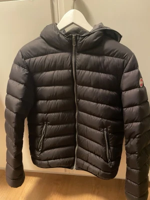 Svart pufferjacka från Colmar - Säljer superfin dunjacka från Colmar. Perfekt för kyliga dagar och passar till allt. Det finns tecken på användning som syns på bild. Men annars är den i väldigt bra skick. 