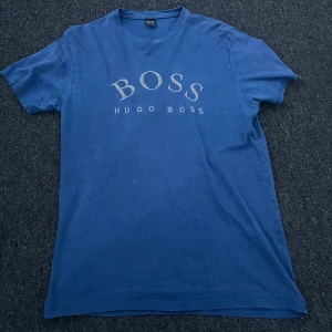 Hugo Boss T shirt Blå - Plagg:Hugo Boss T Shirt Storlek:L Nypris:999 Mitt pris:49 Skick:9/10  Märke/Brand:Hugo Boss Färg:Blå Passform:L Passar M Övrigt:Tvättat Ett fåtal Gånger  Fraktar Inom 24 h📦 Skriv Vid Minsta Lilla Intresse😃 
