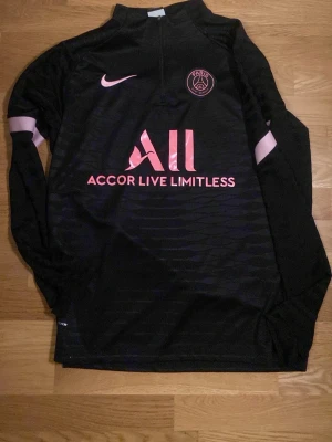 Psg tröja  - En snygg fotbolls tröja som passar bra på sommaren och avän våren samt hösten