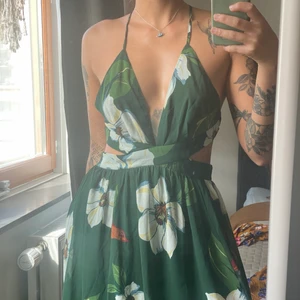 Långklänning med slits  - Blommig långklänning i mesh helt oanvänd (förutom bilden). Storlek M och går hela vägen till anklarna (är 1.70 m), jättefint och sitter bra vid midjan (har S/M) men lite för stor över bysten på mig. Köparen står för eventuell frakt ✨