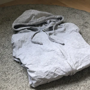 Kofta - Jättefin grå kofta, perfekt till sommaren☀️💗 Säljer för att jag växt ur den. Sparsamt använd☺️