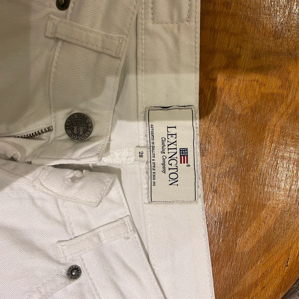 Ett par vita Lexington byxor i storlek 28 för 200 kr.. Jeans & Byxor.