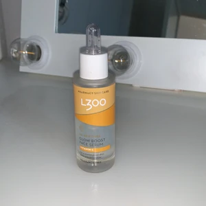 L300 Glow boost vitamin C serum - Vitamin C serum (glow boost) köpt för 199kr på Åhléns, lite använd men mycket kvar. 120 inkl frakt💕