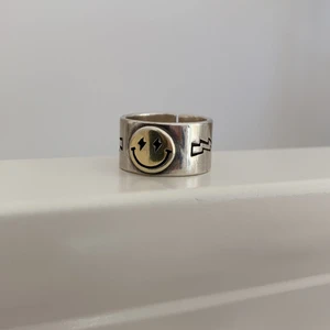 Smiley ring från zend details - Smiley ring köpt från zend details! Nypris: 199 kr. Justerbar!💗💗 pris disskuterbart💗