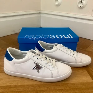 Skor rapid soul💕💕 - Säljer för att de är lite små! Har haft dem i ngr månader men har knappt använt dem. Det är storlek 40 men skulle säga att de passar 38-39 bättre💕 De är väldigt bekväma att gå i. Säljer endast vid bra bud. Kontakta privat för fler bilder!😊