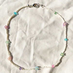 Handgjort halsband  - Gulligt halsband som jag har gjort själv 🌸 Checka in min webbshop  https://www.beadedful.com/ för fler söta handgjorda smycken! 