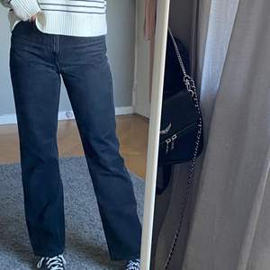 Säljer mina weekday jeans i modellen ROWE då jag inte får användning för de. De är bara använda ett fåtal gånger så de är i ett bra skick. Nypris 500 kr. Är 167 cm lång och de går precis över anklarna. Vill man att de ska vara längre kan man sprätta upp sömmarna nertill och då blir det också en snygg detalj. Köparen står för frakten! ✨