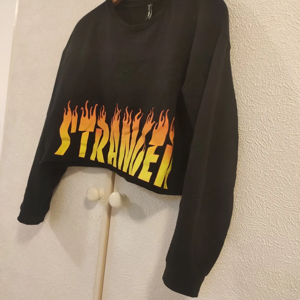 Säljer denna mysiga, coola sweatshirt med tryck. Storlek XS-S. Använt en del och därav priset, men trots det är den fortfarande i bra skick! Passar bra till tex ett par vita jeans elr håliga svarta Mom jeans ☺️. Hoodies.