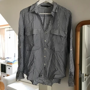 Skjortblus - Gott skick. Skrynklig men är fin igen efter en tvätt!